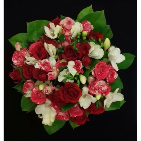 BOUQUET PROMOTION ROSE BUISSON 20 TIGES AVEC ROSE BUISSON PAR 10 FREESIA PAR 5 ET FEUILLAGE SALAL PAR 5